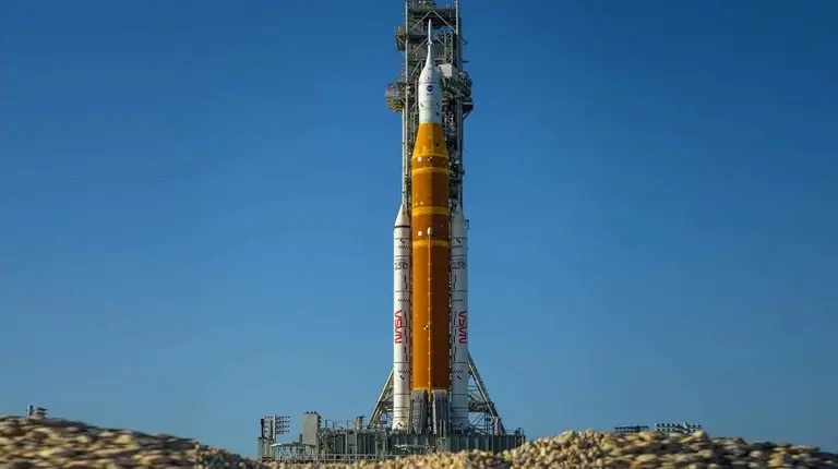 El Gobierno confirmó que hay señales del microsatélite argentino lanzado con Artemis II