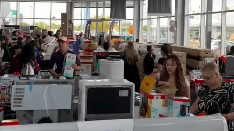 Furor por la apertura de un outlet gigante en Buenos Aires