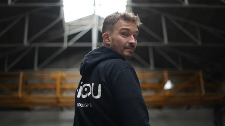 Lo echaron por sus ideas y fundó una empresa de logística que hoy gestiona miles de envíos diarios (demostró que tenía razón)