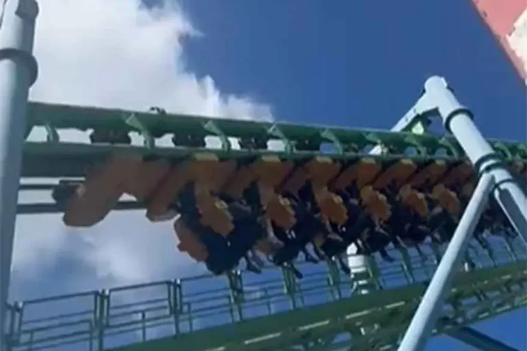 ¿Quién es el dueño del parque donde decenas quedaron colgadas en la montaña rusa?