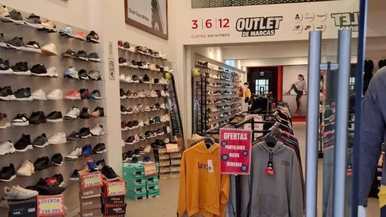 Abrió outlet de marcas top: vende zapatillas Nike desde $50.000 y buzos 2x1