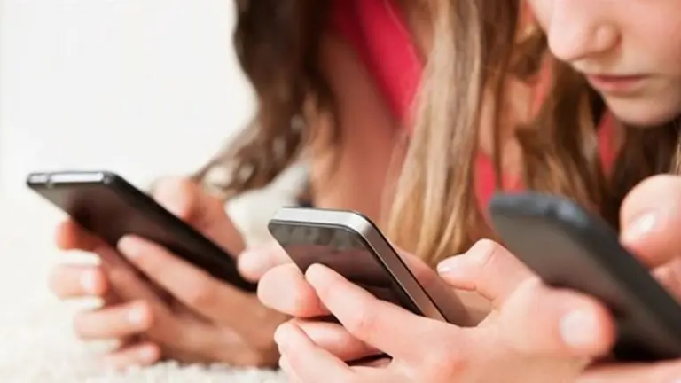 Experimento social: un pueblo irlandés logró que los niños no usen celulares, sin leyes ni prohibiciones