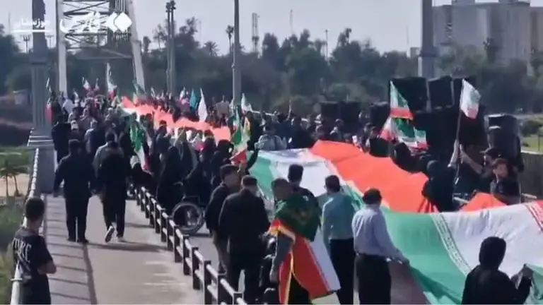 Miles de personas en Irán forman "escudos humanos" en plantas energéticas y puentes tras la amenaza de Trump