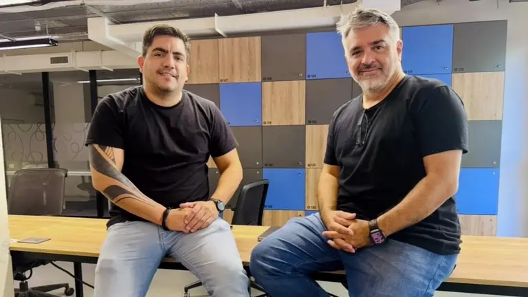 ¿Para qué un reloj biométrico si todos tienen WhatsApp? Dos ex-Globant crearon el control de asistencia más simple del mercado