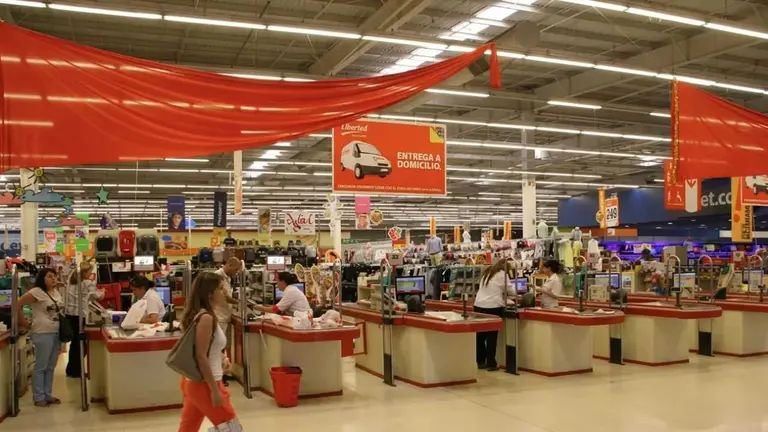 Qué pasará con los 1.800 empleados de 12 supermercados que cambian de cadena tras megafusión