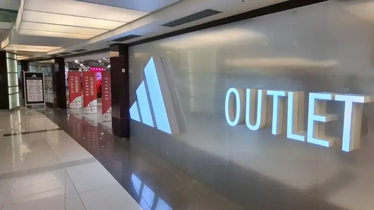 Nuevo outlet de adidas vende zapatillas con descuento