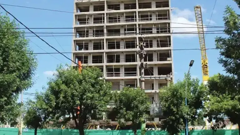 El gigante abandonado que podría ser demolido: el Municipio pidió demolición del edificio