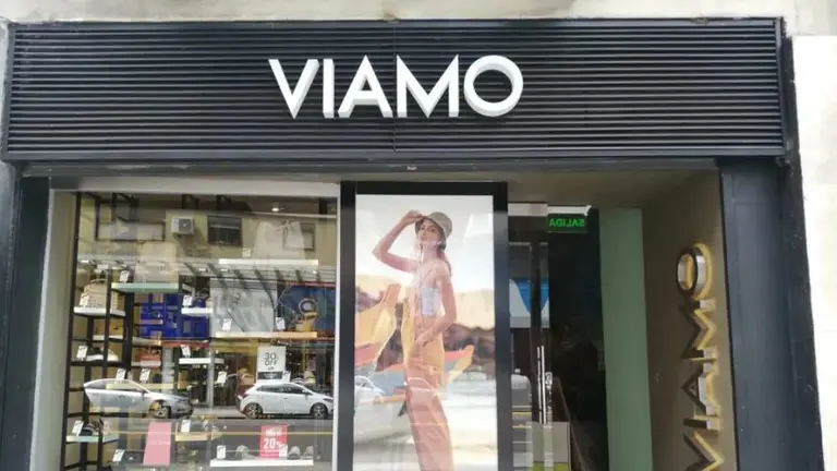 Marca de calzado ajustó, despidió, se volvió importadora y no alcanzó: acumula 65 cheques rechazados