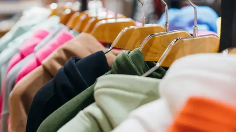 Feria outlet Complot lanza camperas a mitad de precio y buzos desde 20 mil pesos