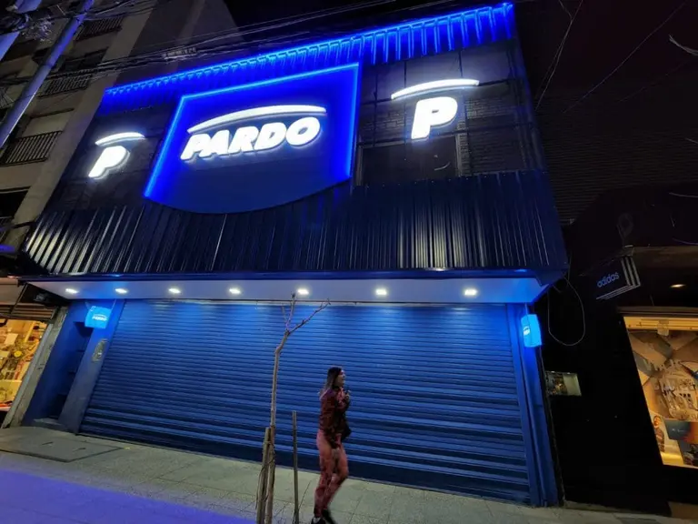 Otra cadena cierra sucursales y se profundiza la crisis en la venta de electrodomésticos