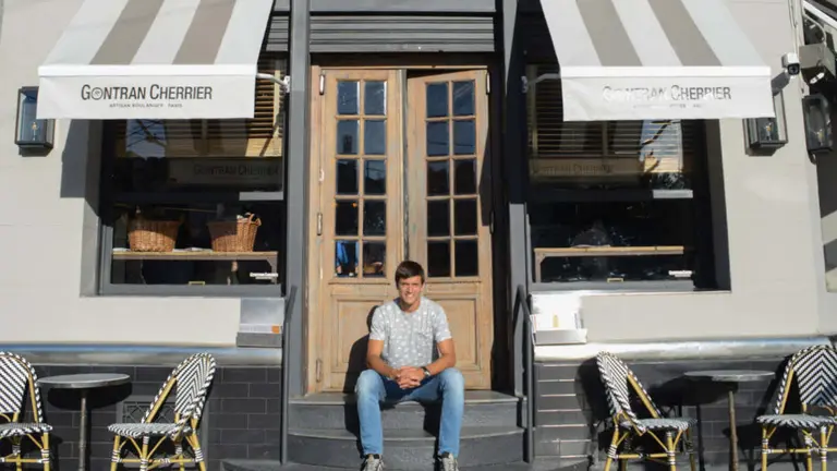 Sin pelota pero con harina Renato Civelli metió un gol con la panadería francesa más famosa del mundo