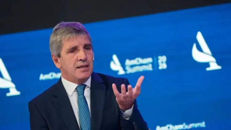 Luis Caputo admitió inflación por encima del 3% y cuestionó a los empresarios que "se comieron algunas curvas"