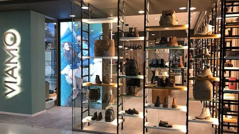 Emblemática marca de calzados se derrumba entre despidos, cheques sin fondos y cierres