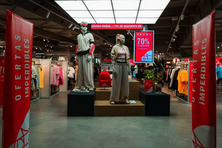 Nuevo outlet de adidas: dónde queda el mega espacio que revoluciona las compras con zapatillas desde $40.000
