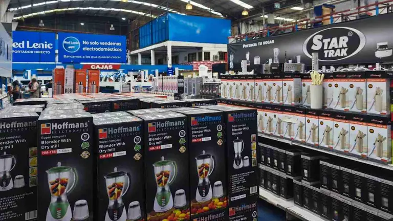 Outlet gigante de 8.000 m2 con precios imbatibles: cocinas de marca por $210.000 y lavarropas a $370.000