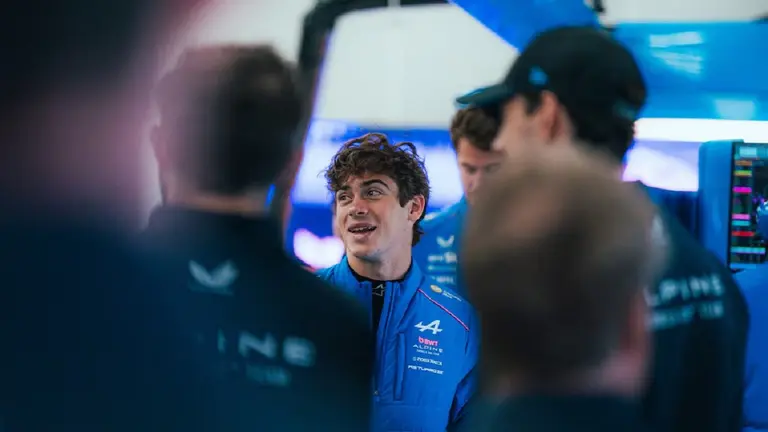 VIDEO | Así es el lujoso auto que Alpine le prestó a Franco Colapinto en Inglaterra: "Quiero uno así en mi casa"