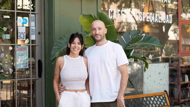Arrancaron vendiendo lombrices y ahora son virales con un vivero que suma un café de especialidad