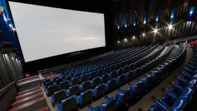 Pantallas Net Zero: el plan de una de las mayores cadenas de cine para reducir su huella de carbono