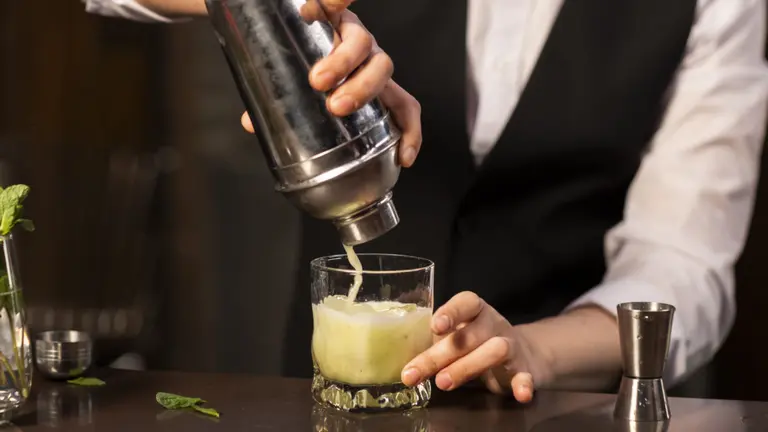 Entre tragos y propinas: cuánto cobra un bartender hoy en Argentina