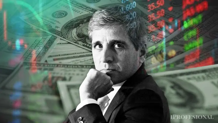 Dólares baratos, pesos "vigilados" e impulso  a bancos para que presten más: la nueva estrategia de Caputo