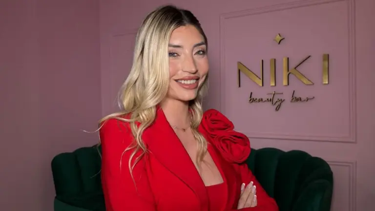 La conocen como 'la chica de las uñas'