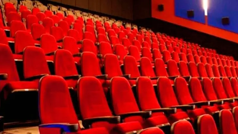 Cerró un cine icónico de Buenos Aires y se agudiza la crisis en el sector