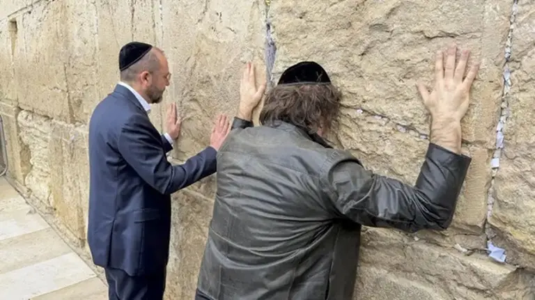 Javier Milei llegó a Israel y pasó por el Muro de los Lamentos