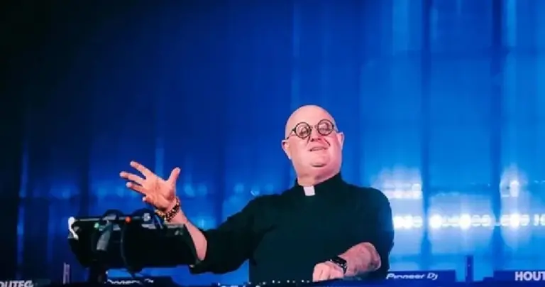 VIDEO | El cura DJ que emocionó a miles de personas en Plaza de Mayo con música electrónica