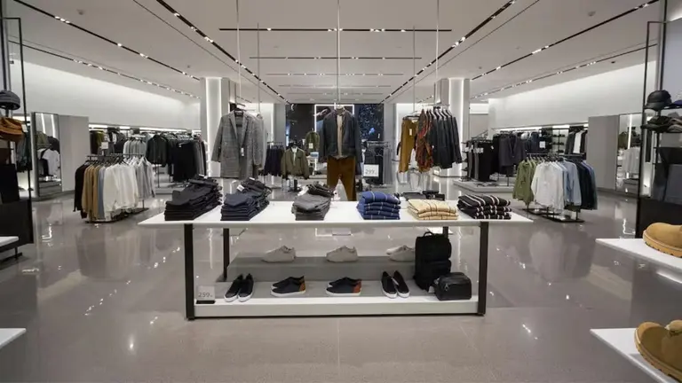 El "Zara brasileño" llegó a la Argentina con propuestas exclusivas y precios premium