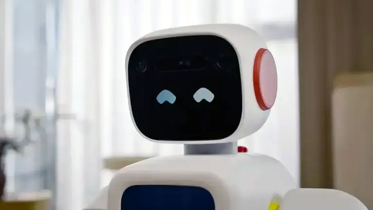 Un robot humanoide chino ya cocina y limpia en 300 hogares