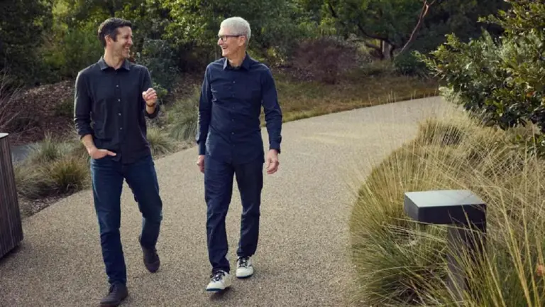 Tim Cook deja de ser CEO de Apple tras 15 años y su sucesor ya tiene nombre y apellido: quién es John Ternus