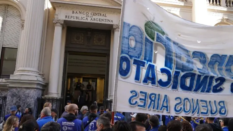 El gremio de los bancarios anunció un paro contra el BCRA y pueden faltar billetes