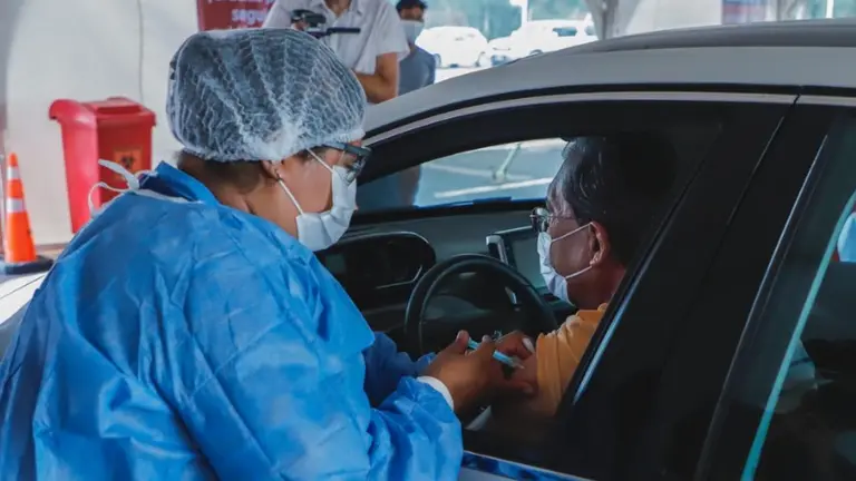 La provincia que empieza a vacunar en los autos: cómo y dónde funcionará