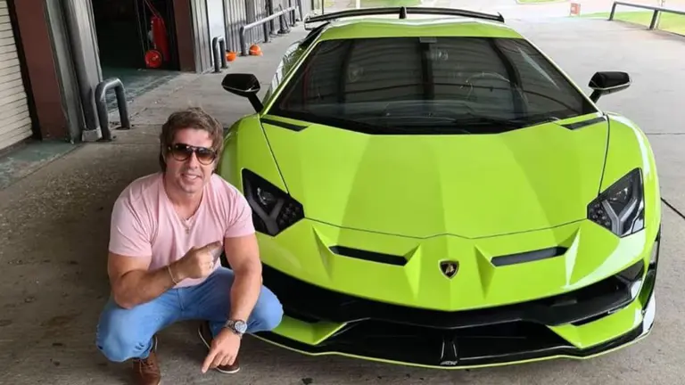 Cayó un trader influencer acusado de estafa: mostraba una vida de lujo, entre viajes y autos de alta gama