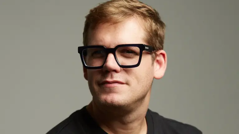 Vendía anteojos en un garaje y pegó el gran salto: su marca hoy la eligen desde Lali hasta Fito Páez