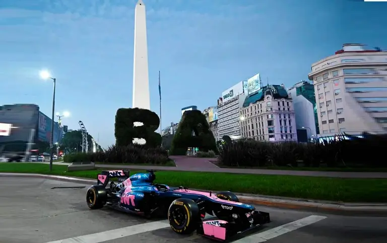 Presentaron en el Obelisco el Fórmula 1 que conducirá Colapinto en Palermo