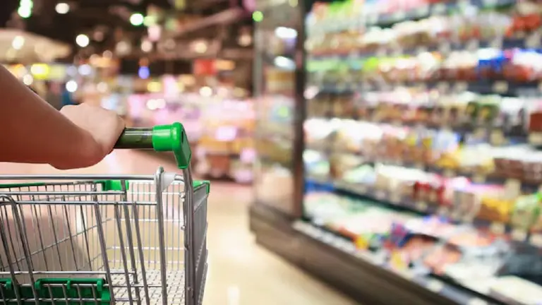 Cierra el supermercado y liquidan todo el stock: hasta el 70% de descuento en productos