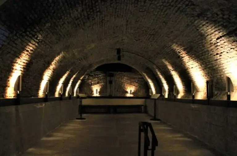 Los túneles del museo subterráneo que muestran la historia escondida de Buenos Aires en el siglo XVIII
