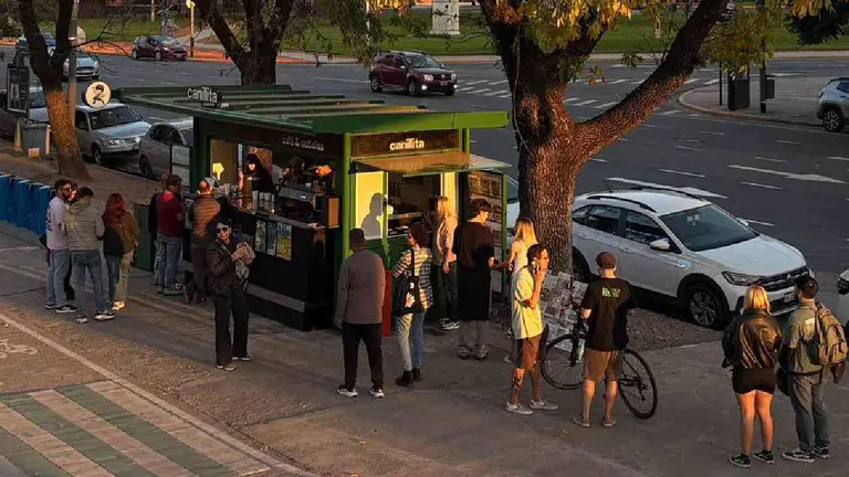 Tres amigos convirtieron un puesto de diarios en una cafetería viral y ahora lanzan franquicias