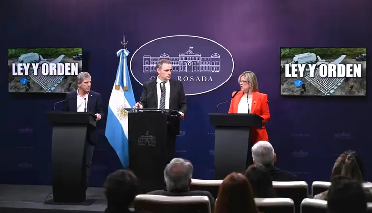 VIDEO | Adorni sigue generando polémica: la pregunta incómoda a tres ministros que ninguno se animó a responder