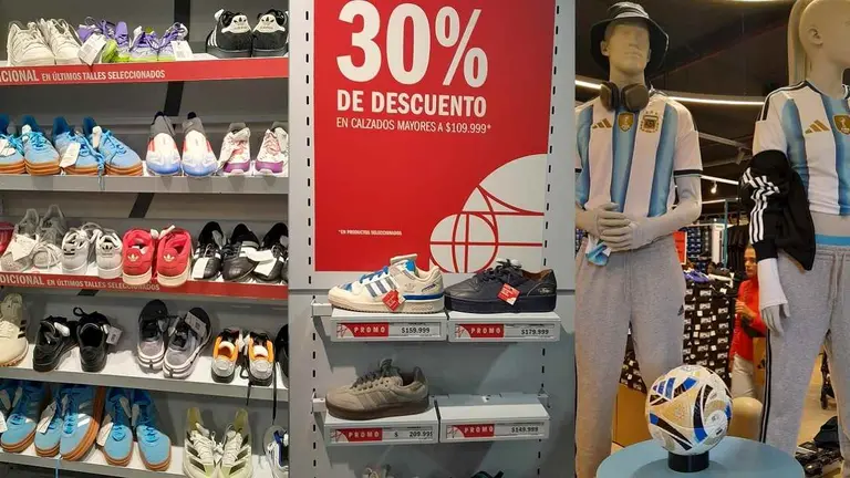 Zapatillas Adidas a mitad de precio en este outlet: tenés descuentos de hasta 50% y cuotas sin interés