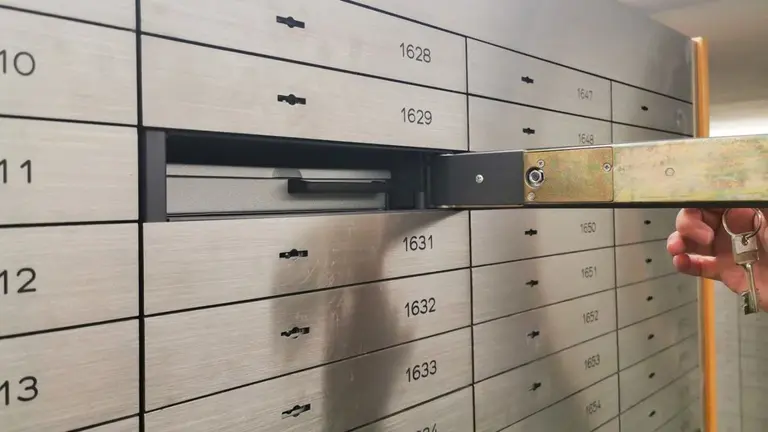 Cuánto cuesta alquilar una caja de seguridad en un banco y en una empresa privada: precios, tamaños y diferencias