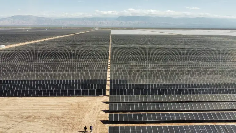 Fue el primer proyecto aprobado por el RIGI y desde hoy es el parque solar más grande del país