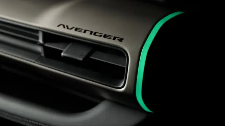 Revelan imágenes inéditas del interior del Avenger, el Jeep más barato que competirá con VW Tera y Honda WR-V