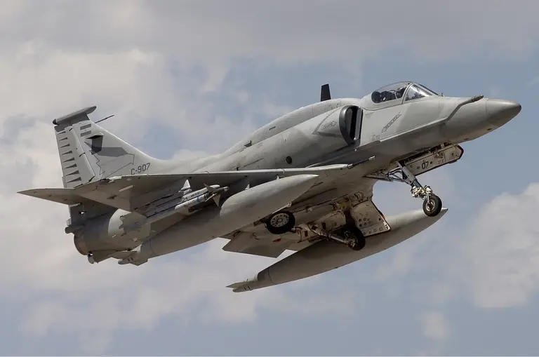 Sólo quedan los F-16: tras la baja de un emblema de la Fuerza Aérea ¿qué harán con los A-4AR desactivados?