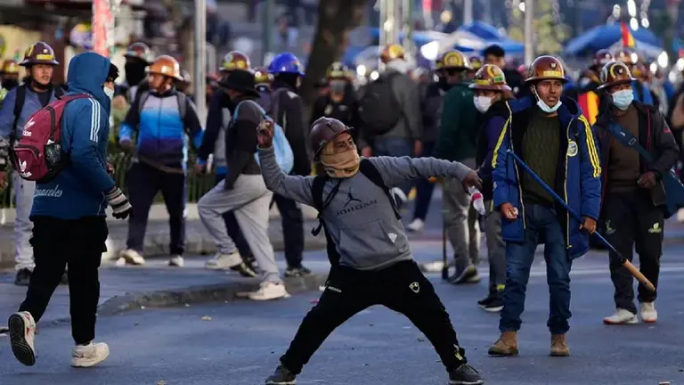 VIDEO | Crisis en Bolivia: violentos enfrentamientos sacuden La Paz y exigen la renuncia del presidente