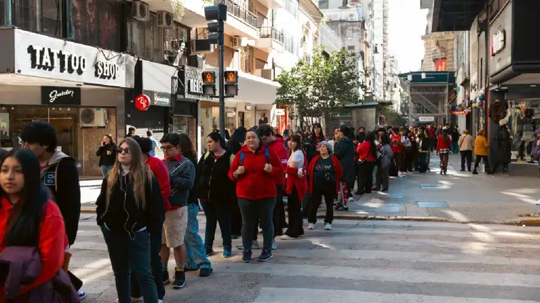 Acampes, largas colas y furor en redes: por qué las nuevas marcas internacionales generan tanta expectativa