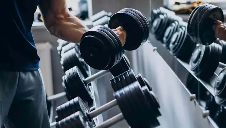 Entrenar fuerza ya no es solo una cuestión estética: qué beneficios aporta a la salud