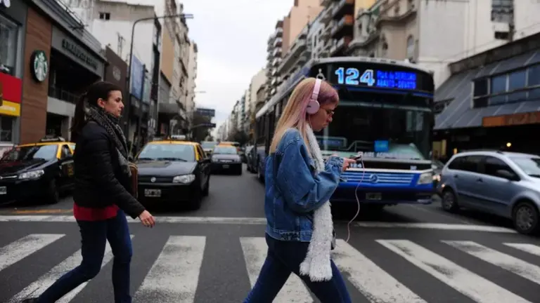 Cruzar la calle mirando el celular ya tiene multa: el país que pone límites