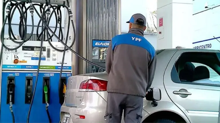 Un playero de YPF cargando nafta a un auto. Imagen de archivo